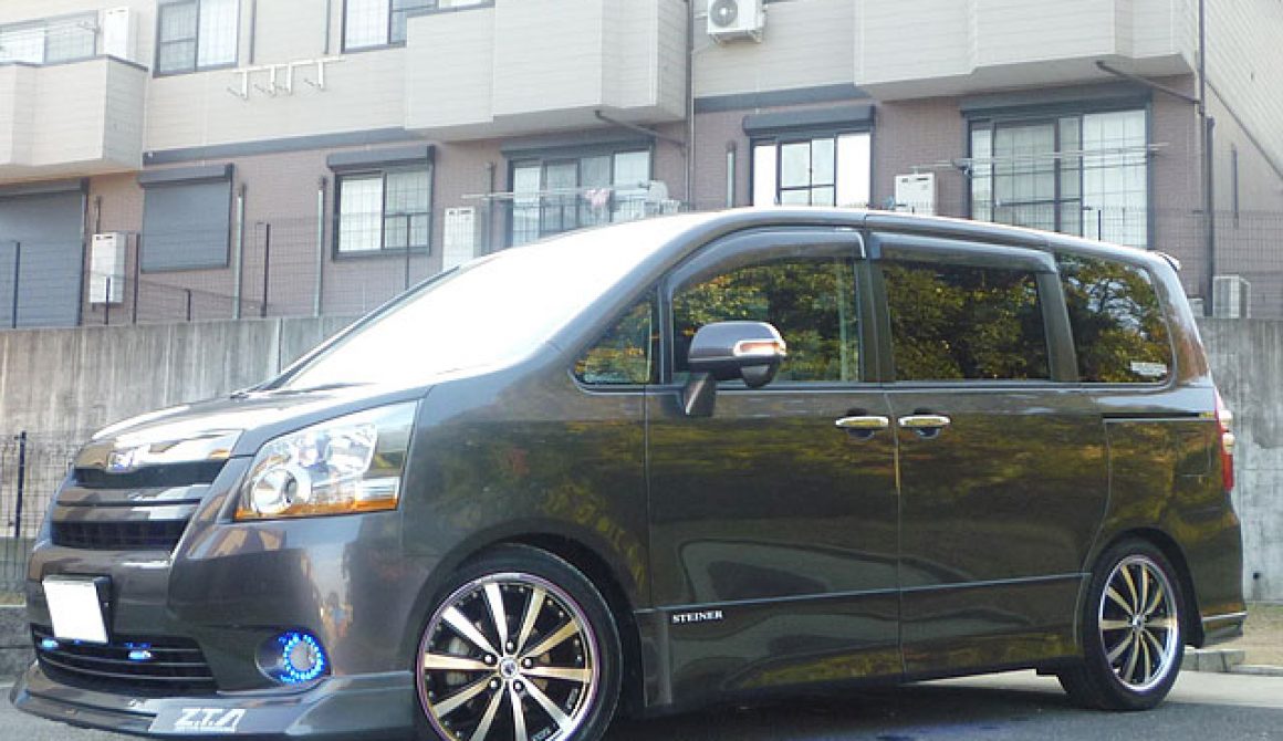 TOYOTA NOAH + STEINER VS5